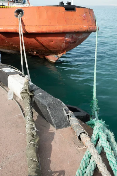 Nave Muelle Amarre Con Cuerdas Pilona Casco Rojo Oxidado Del — Foto de Stock
