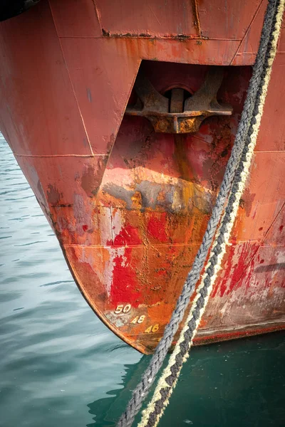 船在码头上用绳子系在护柱上 生锈的船壳 — 图库照片