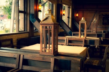 Sabahleyin restoranın içinde. Bir kafede masa ve sandalyeler.