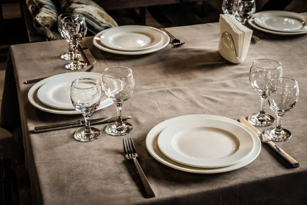 Mesa Servida Restaurante Limpar Pratos Eletrodomésticos Toalha Mesa Café Óculos — Fotografia de Stock