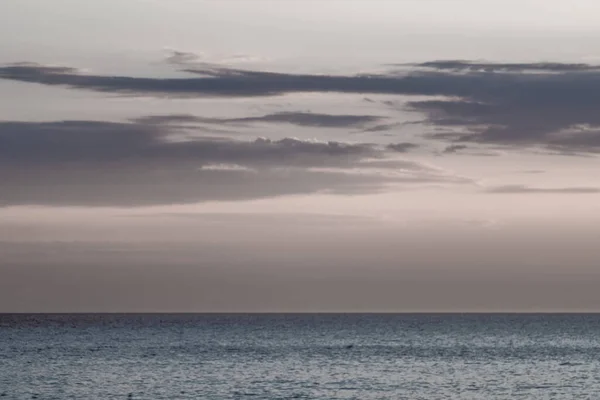 Вид Море Закате Маленькие Облака Тихий Ветер Тепло — стоковое фото