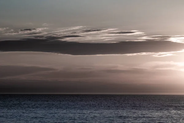 Vista Mar Atardecer Nubes Pequeñas Viento Tranquilo Cálido —  Fotos de Stock