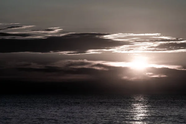 Vista Mar Atardecer Nubes Pequeñas Viento Tranquilo Cálido —  Fotos de Stock