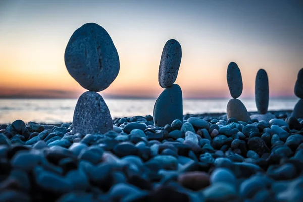 夏天马上就要来了 黑海上的沙漠城市海滩 人的象征 石头人 爱人的模仿 用卵石做的艺术装置 海上静坐 — 图库照片