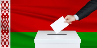 Beyaz Rusya 'da seçim. Oylarını sandığa koyan adamın eli. Arka planda dalgalı Belarus bayrağı.