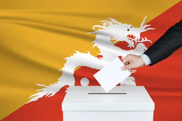 Volby Bhútánu Ruka Muže Který Dává Svůj Hlas Volební Urny — Stock fotografie