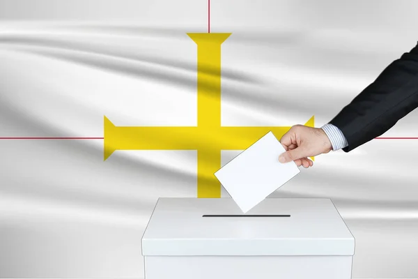 Volby Guernsey Ruka Muže Který Dává Svůj Hlas Volební Urny — Stock fotografie
