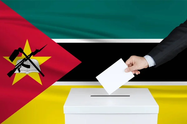 Elecciones Mozambique Mano Del Hombre Poniendo Voto Las Urnas Ondeó —  Fotos de Stock
