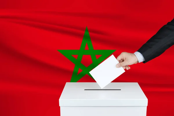 Вибори Марокко Рука Людини Ставить Свій Голос Урну Голосування Прапор — стокове фото