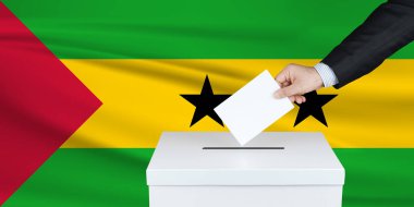 Sao Tome 'da seçim. Oylarını sandığa koyan adamın eli. Arka planda Sao Tome bayrağı sallandı.                               