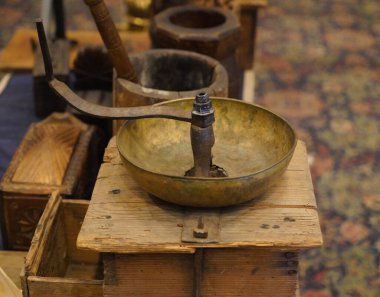 Eski moda el yapımı kahve yapma aletleri.