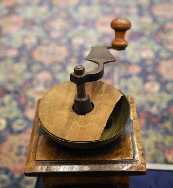 Eski moda el yapımı kahve yapma aletleri.