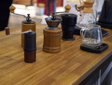 Eski moda el yapımı kahve yapma aletleri.