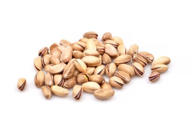 Lezzetli organik fıstık, beyaz arka planda izole edilmiş.