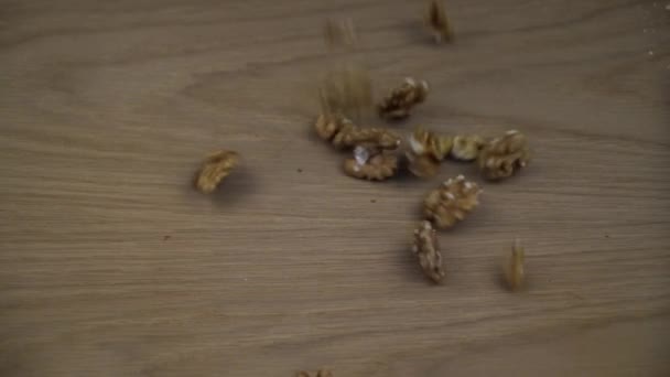 Органическое Ореховое Ядро Падает Деревянный Фон Медленное Движение — стоковое видео