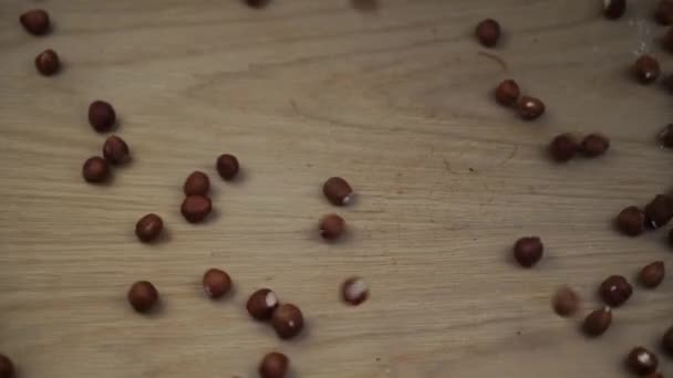 Organik Hazelnut Kernel Jatuh Pada Latar Belakang Kayu Gerakan Lambat — Stok Video