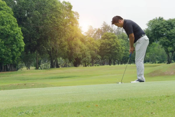 Golfista jogando golfe em belo campo de golfe à noite — Fotografia de Stock