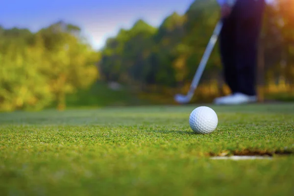 Homályos golfozó golfozik az esti golfpályán, a nap s — Stock Fotó