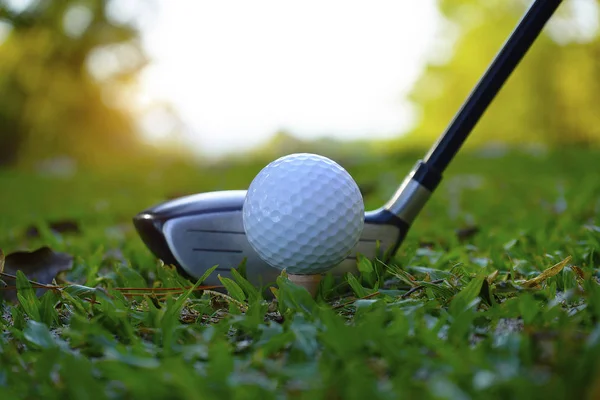 Bola de golfe e clube de golfe em belo campo de golfe na Tailândia. Co — Fotografia de Stock