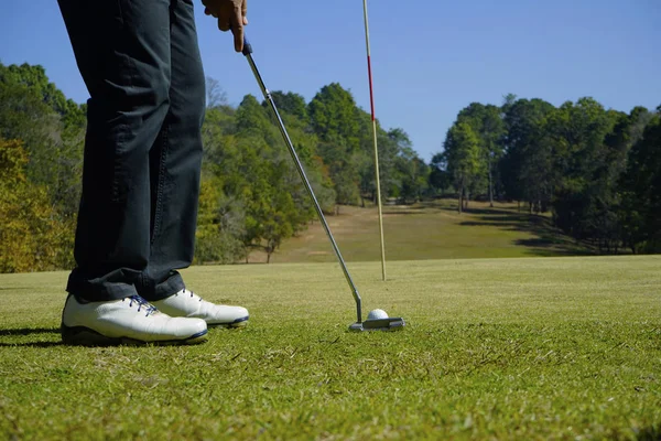 Golf golfozó golfozni gyönyörű golfpálya az esti golf — Stock Fotó