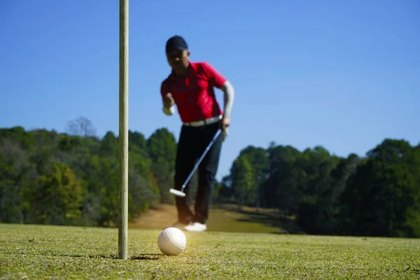 Golfista jogando golfe em belo campo de golfe à noite — Fotografia de Stock