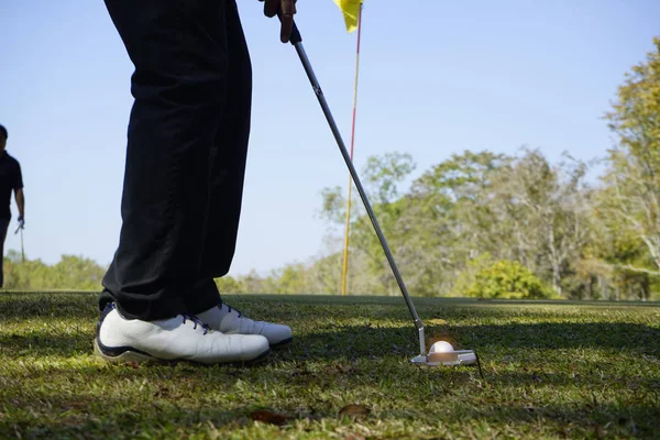 Golfer παίζει γκολφ σε όμορφο γήπεδο γκολφ το βράδυ του γκολφ — Φωτογραφία Αρχείου