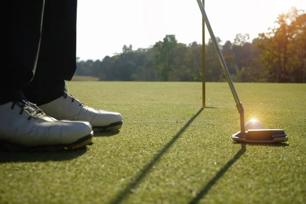 Golfer spielen Golf auf schönem Golfplatz am Abend Golf — Stockfoto