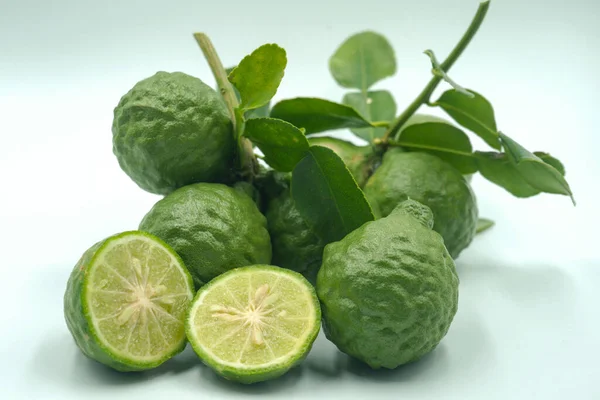 Yapraklı Taze Bergamot Meyvesi Beyaz Arka Planda Yarım Bergamot Kesimi — Stok fotoğraf