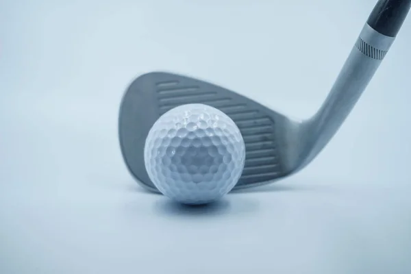 Golfball Und Golfschläger Auf Weißem Hintergrund — Stockfoto