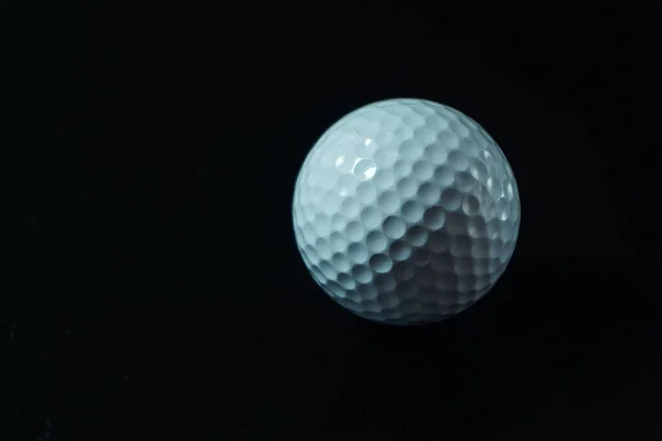 Weißer Golfball Auf Schwarzem Hintergrund Mit Kopierraum — Stockfoto