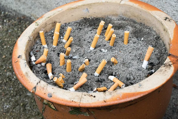 Zewnątrz popielniczka z piasku i papierosy — Zdjęcie stockowe