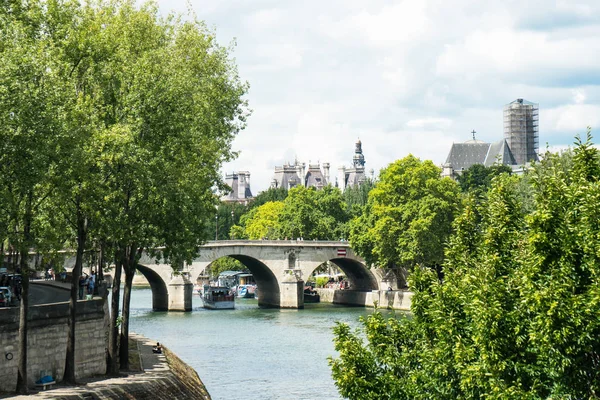 Мост Мари и Сена в Париже — стоковое фото