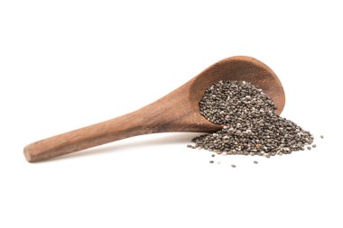 Kahverengi ahşap ters çevrilmiş kaşık, yanında chia tohumları var. Yan yatık pozisyonda görünüyor ve beyaz arka planda izole edilmiş.