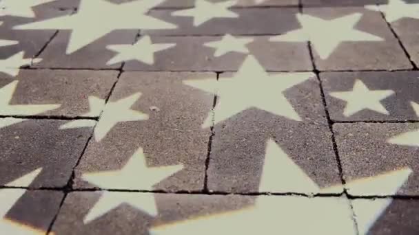 Étoiles du projecteur se balançant sur le trottoir — Video