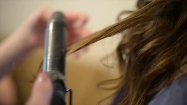 Primo piano arricciacapelli con pinze, braccia e capelli — Video Stock