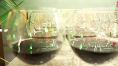 Şarap kadehleriyle dolu bir masa.