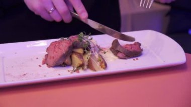 Tabakta et, bıçak ve çatal kesiyor.