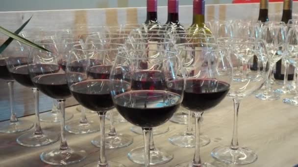 Стол с бокалами для вина — стоковое видео