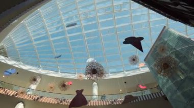 Yavaş panorama. Cam kubbe, alışveriş merkezi alt görünümü