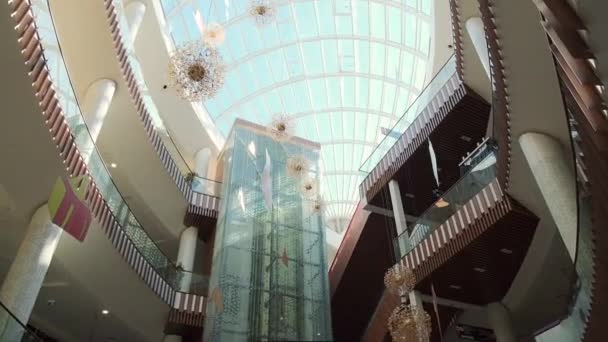 Slow panorama. Glass dome, shopping center bottom view — Stock Video