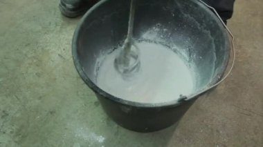 Havan topu hazırlama. Bileşenlerin konteynırlarda karıştırılması