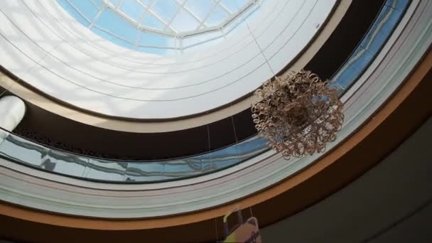 Centro comercial, arquitectura y diseño de la cúpula de cristal, vista inferior — Vídeos de Stock