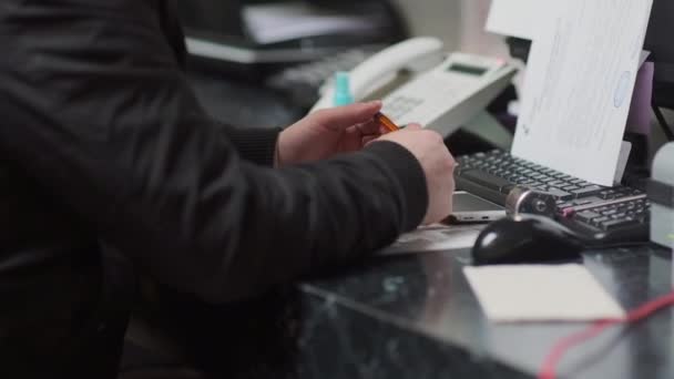 O guarda na mesa atende o telefone — Vídeo de Stock