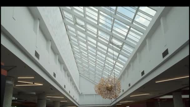Centre commercial, lumière et ombre, zoom lent, vue du bas . — Video
