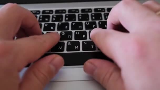 Manos escribiendo en el teclado del ordenador portátil — Vídeos de Stock