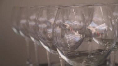 Şarap kadehleriyle dolu bir masa.