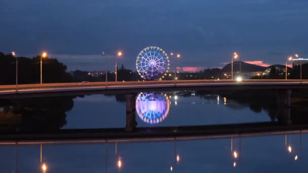 Чертово колесо с разноцветными огнями — стоковое видео