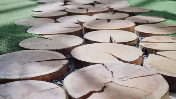 Camino de sierra de madera en el centro comercial — Vídeos de Stock