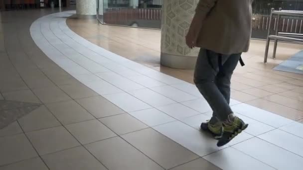 Mujer camina a través del centro comercial — Vídeos de Stock