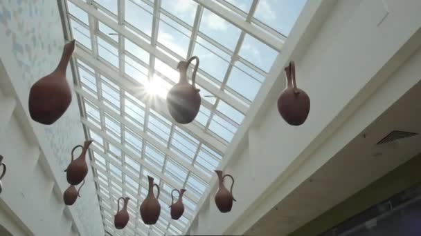 Vases en céramique suspendus comme décoration dans le centre commercial — Video